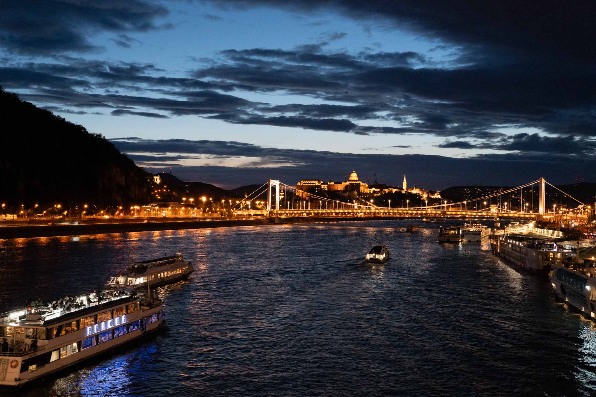 ChatGPTとビジネス向けAIチャットボットの違い｜どちらを選ぶべき？